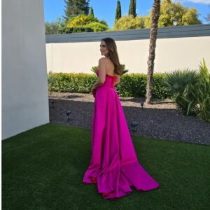 Paula Echevarría Instagram - Premios Laureus en Madrid 🏆⚽️🏀🏈🎾🥎🎿🥇

Gracias a @newlinkspain (@pedroelectri) y @carmenbone por la invitación.. 

A los que participaron en mi estilismo
(Vestido @galialahav 
Zapatos @luisonofreofficial 
Bolso @fahomamadrid 
Joyas @joyeriasuarez)
En especial a mi estilista @abrahamgutierrez y a Jose de @it_spain por hacer magia 💫

A @yslbeauty y @mikvarez por ponerme siempre divina con el makeup y el pelo #yslbeauty #makeupLook 💄

Y a mi guapo (guapísimo 🤤) acompañante ♥️ @migueltorres

@laureussport 
#Laureus24