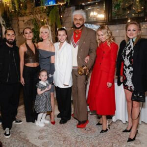 Valeriya Instagram - По эмоциональному подъему и количеству поздравлений в этом году полное ощущение, что отмечала юбилей.😄😜❤️ Концерт-трибьют перенесся на 3 октября, а с артистами, принимающими в нем участие, хотелось увидеться, ну и , конечно, со всеми близкими. Спасибо любимому @lamaree_restaurants restaurants за дружбу и гостеприимство. ❤️ 3 октября всех жду на @livearena.ru  Спасибо за образ @darya_dmitriewa и бессменной моей @mariachepchugova_mua ❤️