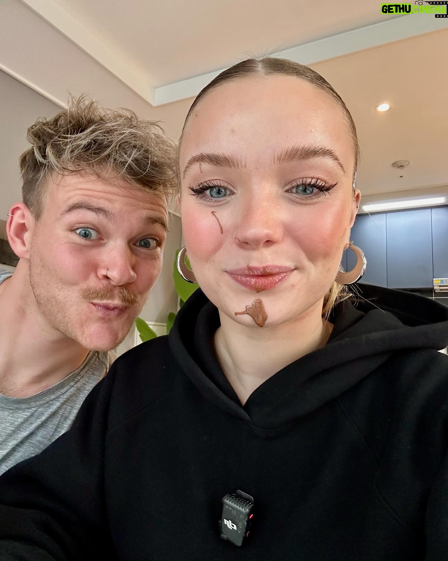Julia Beautx Instagram - tschüssi Seoul, you really warmed my soul 🥹
1. ich hab ein süßes koreanisches Rentnerpärchen mit KI einfach entfernt weil die zu präsent im Bild waren und jetzt fühl ich mich schlecht
2. im koreanischen Wasser befindet sich irgendwas, das toll für meine Haut ist
3. Joeys Schokoladen Attacken sind wiederum nicht ganz so gut für meine Haut
4. Das hier ist wiederum gut für meine Haut. Und meine Seele. Das war schön und ich will noch mal
5. schön bunt hier
6. ich wette ihr habt jetzt alle n Ohrwurm, ich hab nämlich schon wieder einen
7. Ja, ich hab Haare über meinem Mund und DAS IST NORMAL ihr Opfer die meinen sexy Damenbart beleidigt haben
8. der Mann fotografiert jede Pflanze, die er finden kann. Für mich sind das alles Disteln, weil sie alle gleich aussehen.
9. Peace von euren Pad Thai Tofu gesättigten Mäusen
10. Daumen hoch von euren Croffle (Croissant gebacken im Waffeleisen) mit Erdbeeren und Sahne gesättigten Mäusen