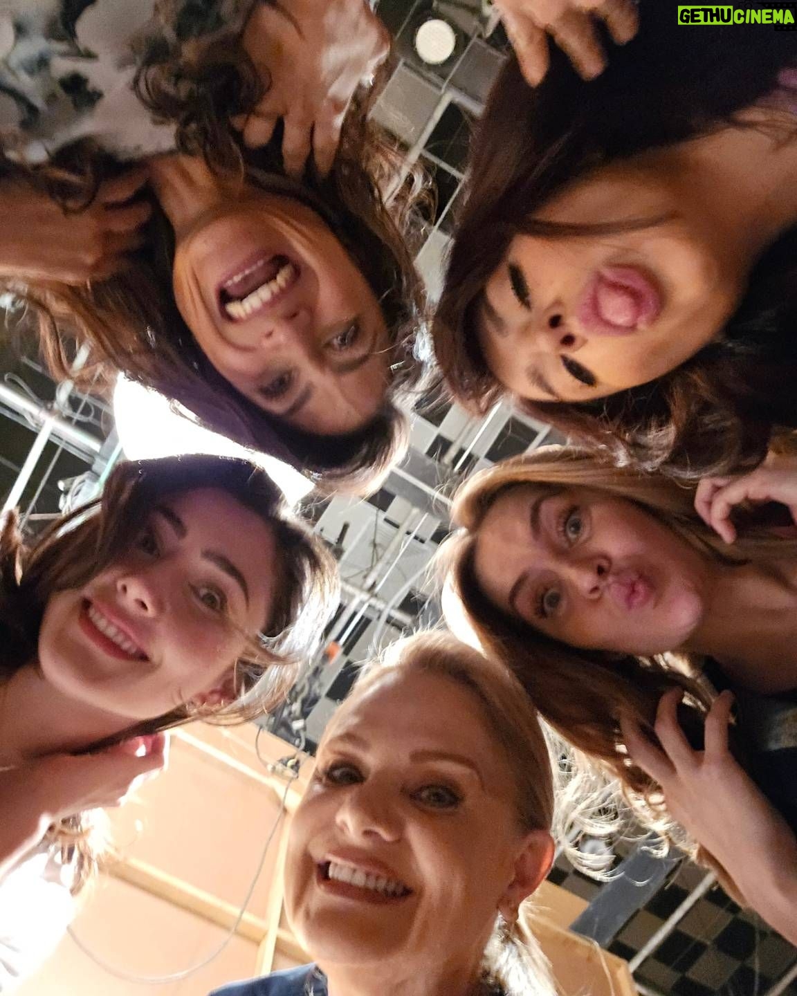 Erika Buenfil Instagram - Un gran equipo. No saben que niñas tan bellas, compartir con ellas es increíble, las adoro @fugitivasoficial