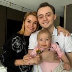 Olga Orlova Instagram - Ровно 23 года назад я впервые стала мамой 🎉
Сегодня я наслаждаюсь своим взрослым, умным и добрым сыном. Ты уже практически дяденька, но знай, что я всегда рядом. Стою тихонечко за твоей спиной, где-то в области сердца))), как и каждая любящая мама. 
Будь, пожалуйста, самым счастливым! 
Анютка принесла свой первый одуванчик, чтобы подарить его братику 🥰🙏🏼
Это ли не счастье)))?❤️
