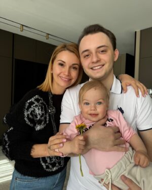 Olga Orlova Instagram - Ровно 23 года назад я впервые стала мамой 🎉
Сегодня я наслаждаюсь своим взрослым, умным и добрым сыном. Ты уже практически дяденька, но знай, что я всегда рядом. Стою тихонечко за твоей спиной, где-то в области сердца))), как и каждая любящая мама. 
Будь, пожалуйста, самым счастливым! 
Анютка принесла свой первый одуванчик, чтобы подарить его братику 🥰🙏🏼
Это ли не счастье)))?❤️
