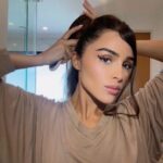 Olivia Culpo Instagram - How I get my slicked-back bun 🤍 using
the new @nexxushaircare Slick Stick
#NexxusPartner