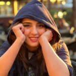 Narges Mohammadi Instagram - وقتی خواهر داری هیچ چیز دیگه تو این دنیا نمی خوای 
فقط دلت میخواد خواهرت خوشحال باشه که توام خوشحال باشی 
سارا کوچولو خوشگل من تولدت مبارک از خدا میخوام همیشه بخندی شادی توقلبت موج بزنه عشق تو زندگیت جاری  باشه…
 که منم حال دلم خوب باشه 
دوستت دارم خیلی زیاد تولدت خیلی مبارک باشه🎂🌺♥️