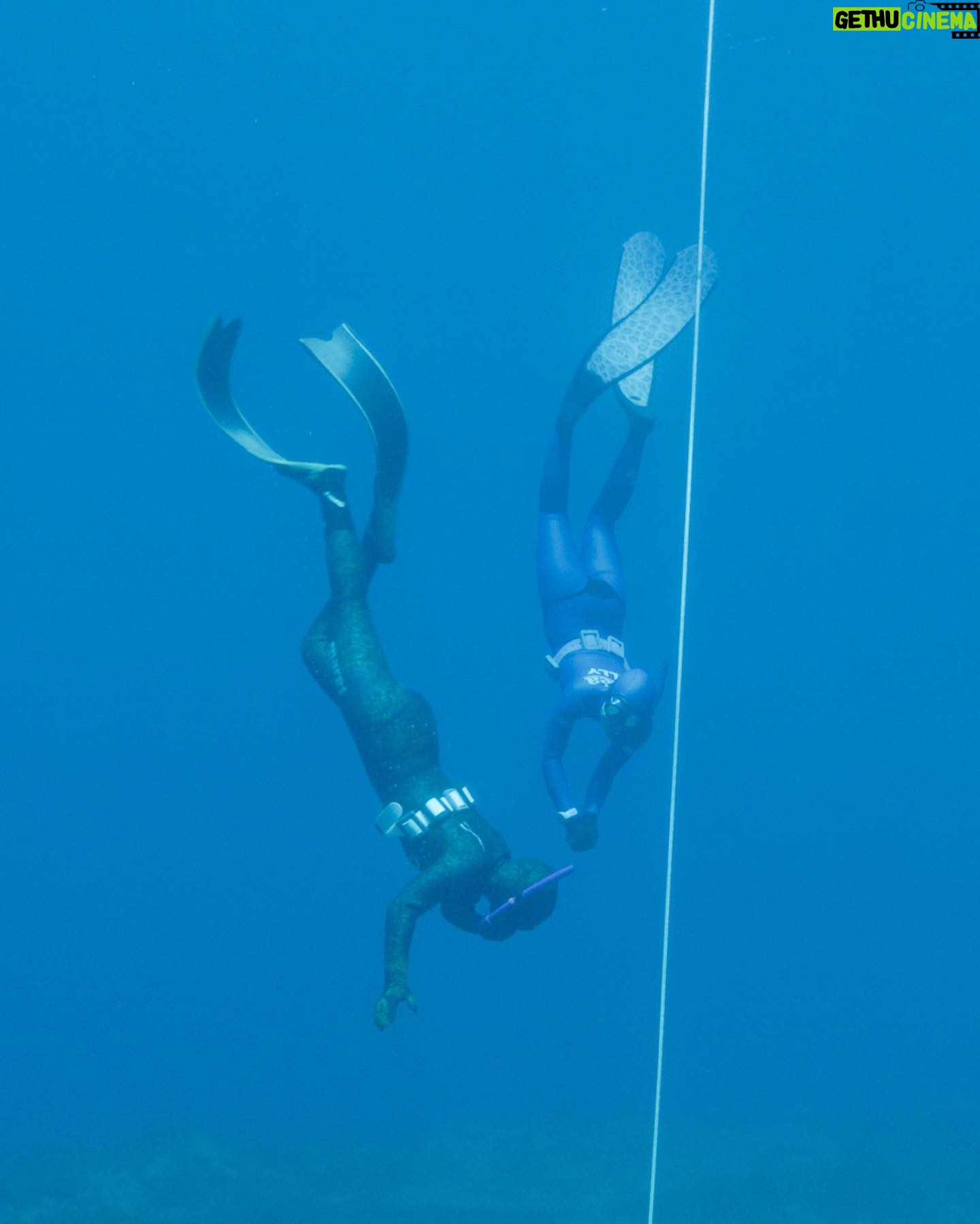 Julia Beautx Instagram - Die vorletzte Länderchallenge in 8 Bildern und Videos 🐟
Slide 1: Coole Pose auf coolem Stein ✌🏼
Slide 2: Da wäre schon fast der erste Tauchgang gestartet.
Slide 3: Joey Unterwasser.
Slide 4: Julia über Wasser.
Slide 5: Joey am Wasserrand.
Slide 6: Julia Unterwasser (auf dem Weg, um aus dem Wasser zu kommen)
Slide 7: Da war die Welt noch in Ordnung ✨
Slide 8: Wir beide, komplett fertig.
#juliavsjoey #juliabeautx #joeysjungle