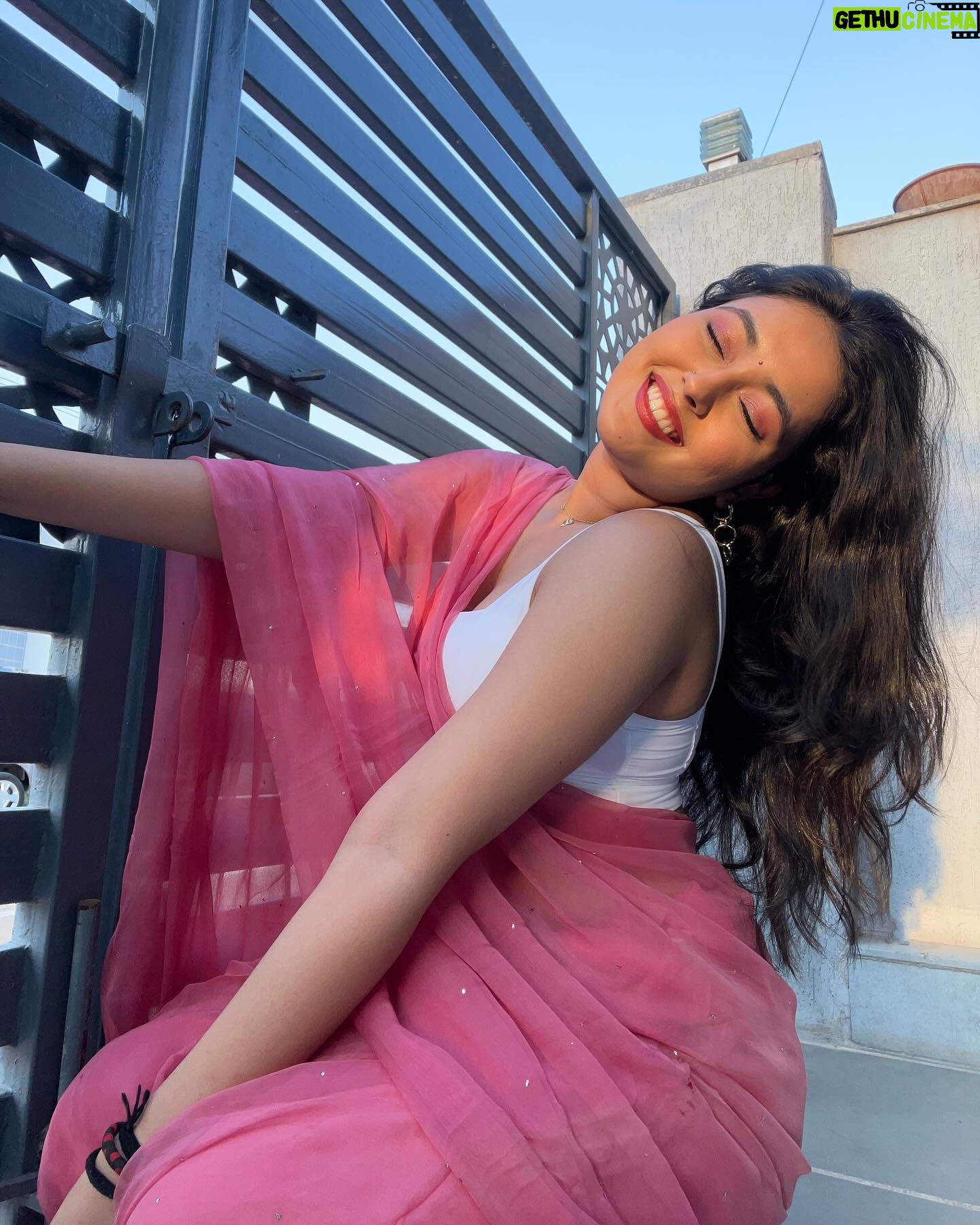 Shivani Paliwal Instagram - Last of the Sari series 🙈🩷