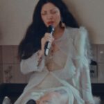 Mon Laferte Instagram - Querida @myriamhernandez_oficial gracias por inspirarnos a tantas, aquí este homenaje para ti con todo mi amor. Gracias a la @scd_chile por homenajear a nuestra Myriam como figura fundamental de la música. 🤍 Link en historias.

Dirección: @camigrandi
Prod: @leon_barragan
PA: @javimontemayors
DP: @maxmelendezq
1st AC: Alexis Porcayo 
Steadycam: Daniel Zurdo
Foto fija: @mayraortizph
Arte: @sebastiancasanovafuentes
Stylist: @furlongfurlongfurlong 
Gaffer: Carlos Quiroz 
Staff: Bryan Quiroz 
Staff: Ulises Zarazua 
Músicos: @sebastianaracena @martinsilvaguitarrista 
Prod musical: @manujalil
Mix y Master: @sebastianaracena 
Ing. de audio: @juanjo__leon @itsjoji.ptx Jorge Valdés 
Técnicos de audio: @liam_dg_51 @asma_drummer 
Mgmt: @criteriaent 
Personal manager: @_danielasuarez_