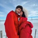 Aitana Instagram - “akureyri” está fueraaaaaaa 🧊🥹

quiero dedicar este post a todo el pedazo de equipo que hay detrás💭

primero a sebas @sebastianyatra , por acompañarme en el camino desde que literalmente empecé, por confiar en mi desde el principio… no ha sido un camino fácil (está clarísimo jajajaja) pero ahí has estado siempre tú 😇 está es la tercera canción que sacamos juntos, sabes que te admiro como artista pero sobre todo como persona. 
Gracias por haber hecho realidad este sueño de colaboración que empezamos en Islandia y acabamos en México, esta canción que se va a quedar ya marcada en el corazón de muchas personas (lo sé). 

Gracias a Mauricio ( @calidandee ) y Andrés ( @andrestorrest ) por acabar de darle vida a algo tan importante para mí, siempre ahí desde el principio también 🥲.

Bueno…. @felixbollain , a parte de haber descubierto al MEJOR director, qué placer llevarme un amigo de todo esto. 
Ahí estuviste en Los Ángeles cuando grabamos la canción y terminamos todos juntos en Islandia grabando el vídeo. 
Entendiendo a la perfección lo importante que era para nosotros esta canción, sabiéndolo plasmar tan bien en este videoclip… te admiro y quiero. 
Gracias por haber hecho realidad el mejor videoclip que yo tengo. GRACIAS A @habemusroma y @oromagosa 🚀⭐️ 

a todo mi equipo, @nurandreu PRIMER LANZAMIENTO SUPERADO!!!!!! gracias por todo 💭❤️, @universalmusicspain @universalmusicgroup @gtstalentspain por ser mi familia.
A Jesús López y @narcisrebollo por apoyarme en cada lanzamiento como lo hacéis. 
Alicia Arauzo  @mikitoran @albertquinta @mak3noise @valle_es_valle @celiatutor EQUIPAZO EQUIPAZO EQUIPAZO ❤️‍🔥

a mi equipo de glam también, que estuvisteis ahí a tope, apoyando y siendo los mejores @jesusdepaula y @fer.martinez.mk 💘💭
vestuario @isagreece y Alex Gil🥹 un sueño todo😩

gracias a todo el equipazo de sebas también, por ponerlo tan fácil💭🙏🏼 
@rayrayacosta @sacebaldr 

 y pero último pero no menos importante (de hecho todo lo contrario a menos importante🫠) equipo técnico del vídeo, gracias infinitas, qué viajazo nos pegamos todos💘 (los tenéis a todxs etiquetados en la publicación anterior, echarle un ojo porque vaya EQUIPAZO).