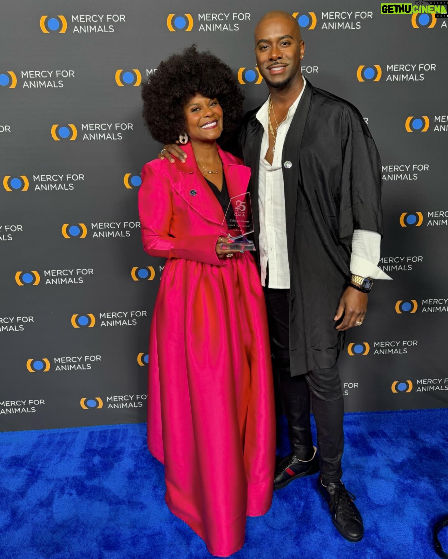 Tabitha Brown Instagram - Honored to have received the @mercyforanimals Love and Light award ❤️. Thankful to have my family and friends by my side tonight❤️. Here’s to spreading LOVE and LIGHT ❤️🙏🏾 #thankful #tabithabrown #vegans #plantbased
Thank you @themichelelopez for my beautiful suit❤️ the pink was a hit!!