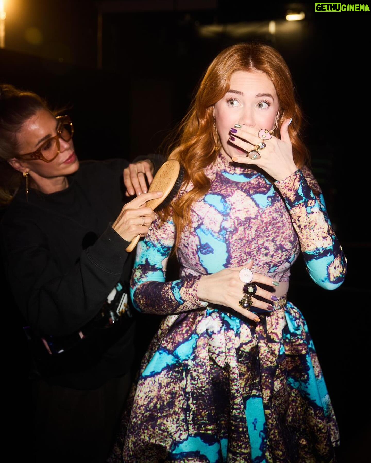 Palina Rojinski Instagram - !Achtung! Enthüllung:
Ich muss euch sagen, ich liebe diese Show! Leider ist @masked.singer.germany schon HALB rum, aber es macht GANZ viel Spaß! Die Spannung steigt und am Samstag geht das Rätseln um 20:15 auf @prosieben weiter. Was glaubt ihr, wer unter den Kostümen steckt?
Danke für die Fotos @immofuchs & den fancy Loooook @rominamann @alinaabegg @ziyadkb @aquazzura & se Glaaaam @teenatuning 💜🩷🩵