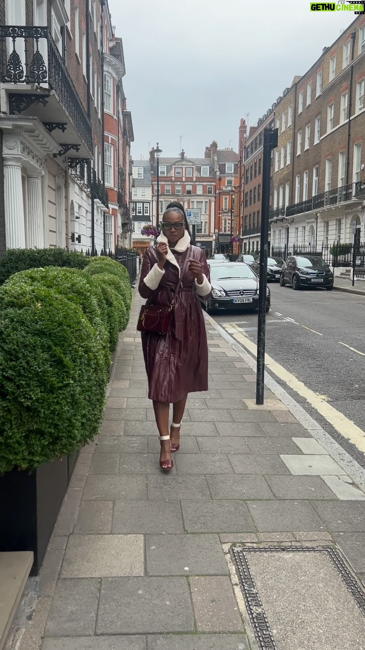 Cynthia Bailey Instagram - βbe willing to walk alone. many who started with you wonβt finish with you.βππ€π
bag: @nila_bags
the bailey bag
mini style
cynthia bailey x nilabags
#cynthiabailey
#staythecourse
#positiveenergy
#godswill
#freshface
#london
#love