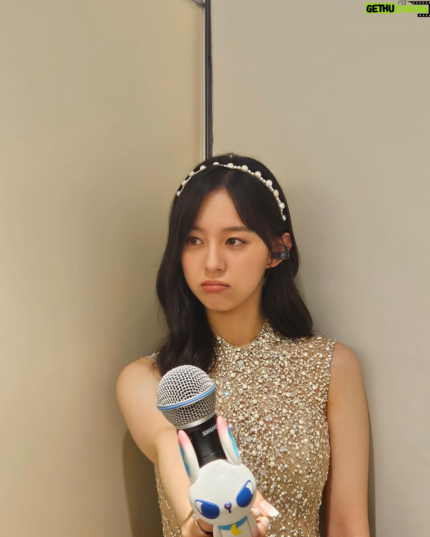 Park Ji-hu Instagram - 진짜징짜징챠 마지막 🐰 일요일엔 언제나 인기가요 정말로 안녕 💓