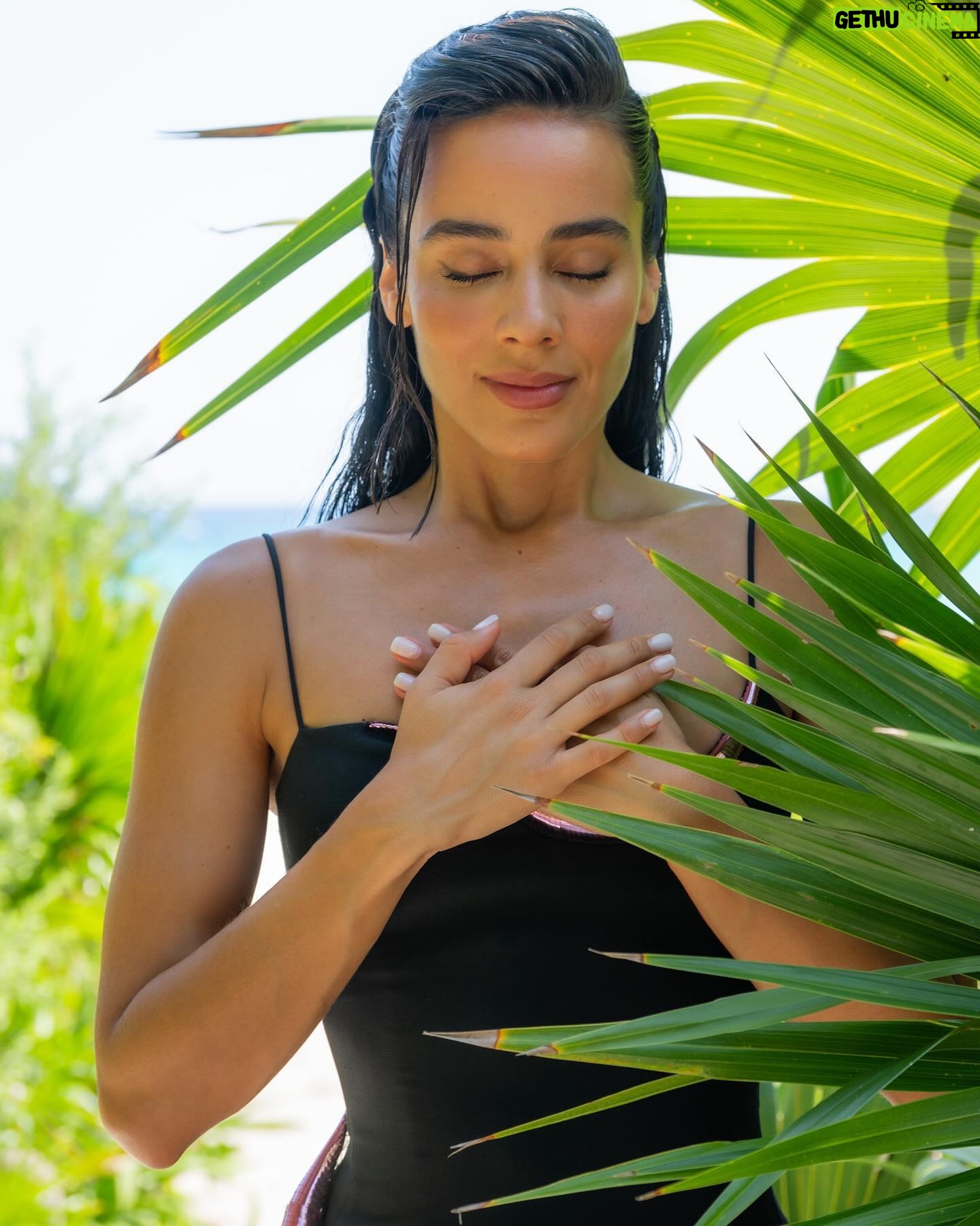 Esmeralda Pimentel Instagram - LOS SUEÑOS SÍ SE HACEN REALIDAD!
Todavía siento que estoy flotando!
Hace dos años me invitaron por primera vez a los @premios_platino en Madrid y tuve el honor de entregar el premio por mejor interpretación a Blanca Portillo y a Javier Bardem 🤯!
Ese día, sentada en la butaca del IFEMA, envié mi deseo al universo. Jamás imaginé que tan solo dos años después, estaría en mi país 🇲🇽, en Xcaret, conduciendo la gala número 11✨ (mi número de la suerte), al lado de la mujer más generosa y talentosa @majidaissa 🇨🇴💖✨
LA PRIMERA VEZ QUE DOS MUJERES CONDUCEN LOS @premios_platino 💥💥💥
Gracias, hermanita por sostenerme,por nuestras pláticas, por secarme las lágrimas, por llenarme de fortaleza, por hacerlo tan divertido, por no soltarnos de la mano (literalmente 😂). Te adoro!
Gracias a todo el equipo por confiar en mí, por cada risa y abrazo en el proceso, por ser mi familia. Les llevo por siempre en mi ❤️
A mis compañeras de viaje @claudia.cebrian @maydelmanager porque a su lado todo es posible. 🦋✨Por mucho más juntas! A @estachava por ser la mejor indiscutiblemente!
Gracias @irenemeritxell por capturar mis oraciones, mi ilusión y mis nervios! Por tus palabras de luz antes de irme a la alfombra.
SOY AFORTUNADA Y SÍ ME DOY CUENTA! ☀️ @majidaissa 🫶🏼
Styling: @_freddyalonso
Un Pelito: @ernestovargas_hair
Make up: @tereochoab
LARGA VIDA A LOS PREMIOS PLATINO!
#platinoxcaret #rivieramaya