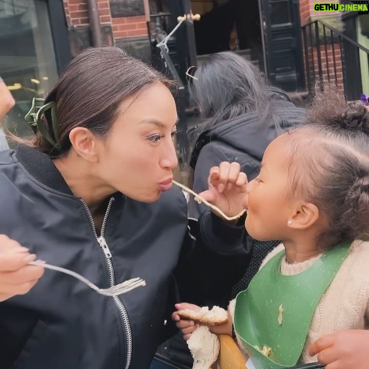 Jeannie Mai Instagram - Sooo happy to be back in #Boston shooting season 2 of the best cooking competition show everrr.. and can’t help but remember lil Coco being only 6 months old when I first brought her here on my lap. And now she gets her own seat, the expensive lil 😭🥹
Anyway where should we eat outchea in Bahhhston??
#americastestkitchenthenextgeneration #ATK @testkitchen