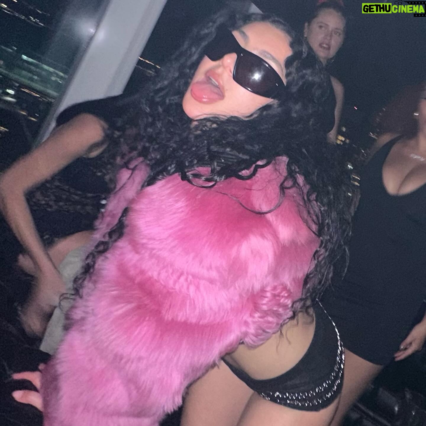 Charli XCX Instagram - I’M YOUR FAVORITE REFERENCE