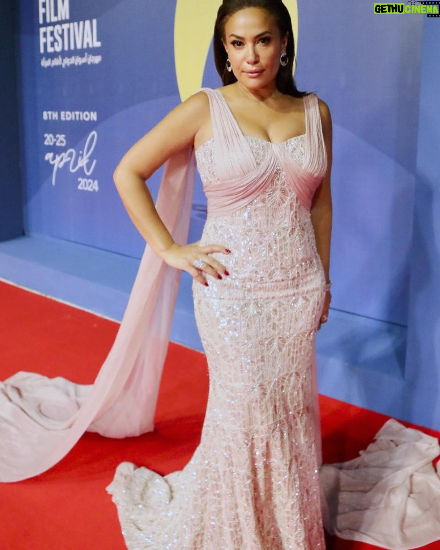 Hend Sabry Instagram - فرحتي كانت فرحتين في افتتاح #مهرجان_اسوان_الدولي_لافلام_المرأة و#تونس و المرأة التونسية تُكرّم في احدى أقرب المدن إلى قلبي .. أسوان الرائعة.. شكرا للقائمين على المهرجان و لأصحاب و صاحبات المعالي الّذين كرّموا السينما و المرأة التونسية من خلال تكريمي 🙏
Styled by @saeedramzi
In @ramikadi
Jewelry @glamour.jewellery
MUA @sohakhoury
Hair @alamodesalons
@aiwffestival