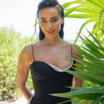 Esmeralda Pimentel Instagram - LOS SUEÑOS SÍ SE HACEN REALIDAD! 

Todavía siento que estoy flotando! 
Hace dos años me invitaron por primera vez a los @premios_platino en Madrid y tuve el honor de entregar el premio por mejor interpretación a Blanca Portillo y a Javier Bardem 🤯!
Ese día, sentada en la butaca del IFEMA, envié mi deseo al universo. Jamás imaginé que tan solo dos años después, estaría en mi país 🇲🇽, en Xcaret, conduciendo la gala número 11✨ (mi número de la suerte), al lado  de la mujer más generosa y talentosa @majidaissa 🇨🇴💖✨
LA PRIMERA VEZ QUE DOS MUJERES CONDUCEN LOS @premios_platino 💥💥💥
Gracias, hermanita por sostenerme,por nuestras pláticas, por secarme las lágrimas, por llenarme de fortaleza,  por hacerlo tan divertido, por no soltarnos de la mano (literalmente 😂). Te adoro! 
Gracias a todo el equipo por confiar en mí, por cada risa y abrazo en el proceso, por ser mi familia. Les llevo por siempre en mi ❤️
A mis compañeras de viaje @claudia.cebrian @maydelmanager porque a su lado todo es posible. 🦋✨Por mucho más juntas! A @estachava por ser la mejor indiscutiblemente!
Gracias @irenemeritxell por capturar mis oraciones, mi ilusión y mis nervios! Por tus palabras de luz antes de irme a la alfombra. 

SOY AFORTUNADA Y SÍ ME DOY CUENTA! ☀️ @majidaissa 🫶🏼

Styling: @_freddyalonso 
Un Pelito: @ernestovargas_hair 
Make up: @tereochoab 

LARGA VIDA A LOS PREMIOS PLATINO!
#platinoxcaret #rivieramaya