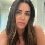 Kyle Richards Instagram - I’m sharing this make up free photo because I wanted to share that I finally got the courage to go see @mehringlam to micro blade the parts of my eyebrows that I like to fill in AND I also did lip blushing 👄 I’ve always had bushy eyebrows but they weren’t even (sisters , not twins ) So even if I wanted  to go make up free I would always fill them in a little 
and put something on my lips. But now I can skip that part of my routine 😊 also noteworthy , @portia_umansky contoured my nose with self tanner the night before so my nose will be like this for a few days 😆 #iwokeuplikethis
Necklace @lilyandbean
