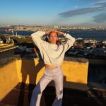 Aybüke Pusat Instagram - Sürpriz sonlu 🐾✨🌻🤍