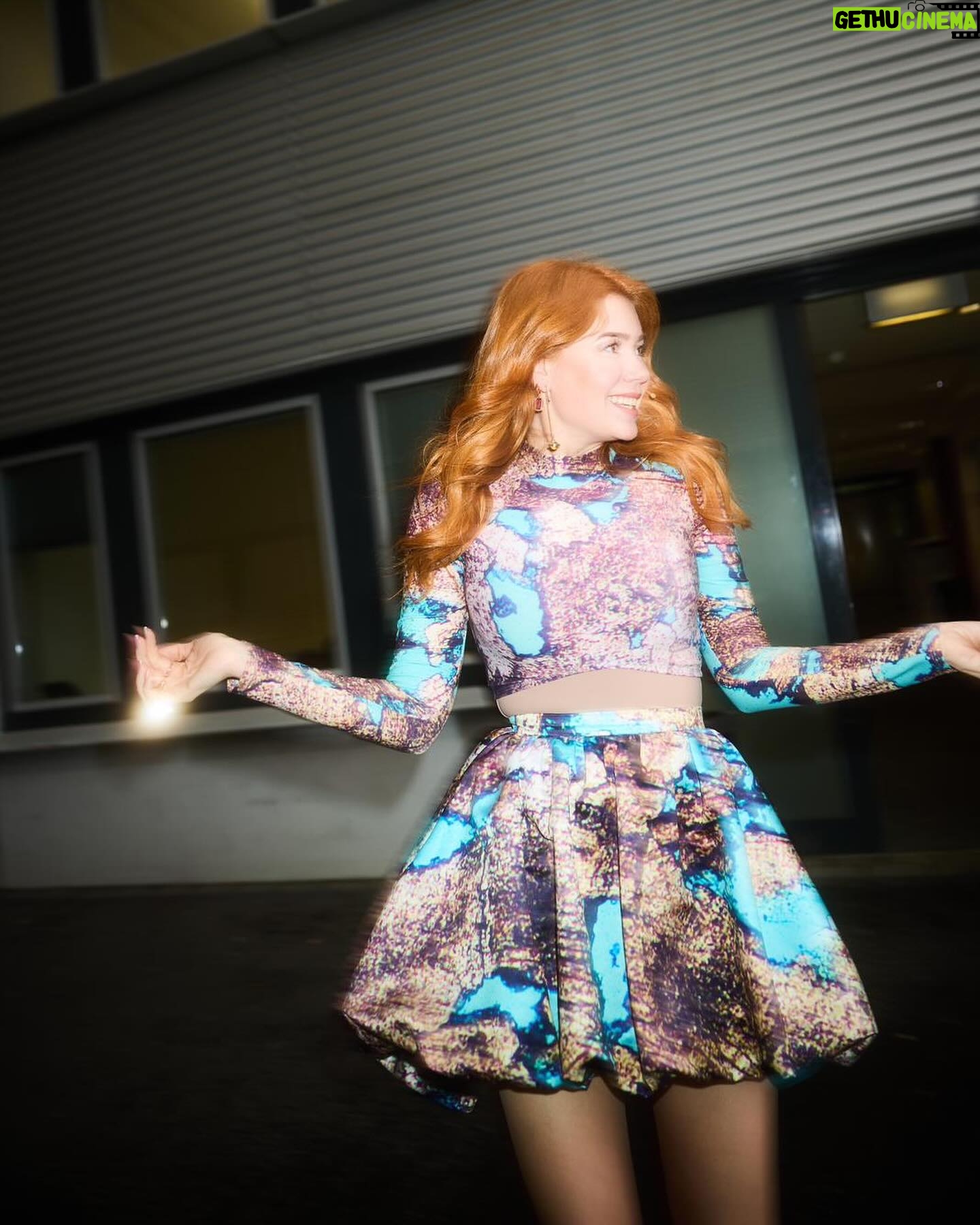 Palina Rojinski Instagram - !Achtung! Enthüllung:
Ich muss euch sagen, ich liebe diese Show! Leider ist @masked.singer.germany schon HALB rum, aber es macht GANZ viel Spaß! Die Spannung steigt und am Samstag geht das Rätseln um 20:15 auf @prosieben weiter. Was glaubt ihr, wer unter den Kostümen steckt?
Danke für die Fotos @immofuchs & den fancy Loooook @rominamann @alinaabegg @ziyadkb @aquazzura & se Glaaaam @teenatuning 💜🩷🩵