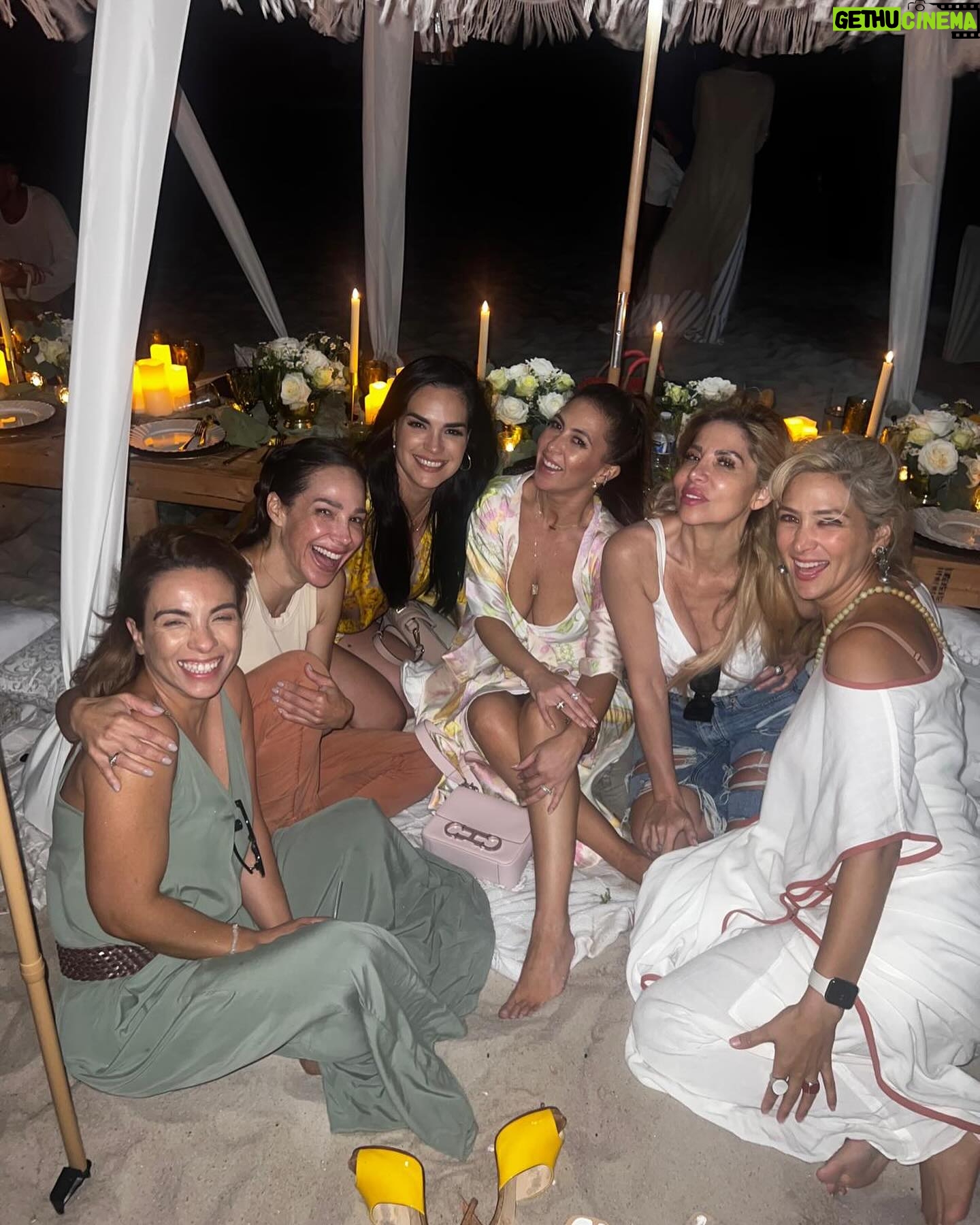 Scarlet Ortiz Instagram - Que bonito poder celebrar tu vida mamacita hermosa @denisedelpino π₯³ππΎ miles de bendiciones!
Que bello reencuentro con mujeres maravillosas @laurasbarcelo @roxanagarciatv @lapasqualotto @chiquibabyla @felicidad_aveleyra @thebeautysquadbyflor