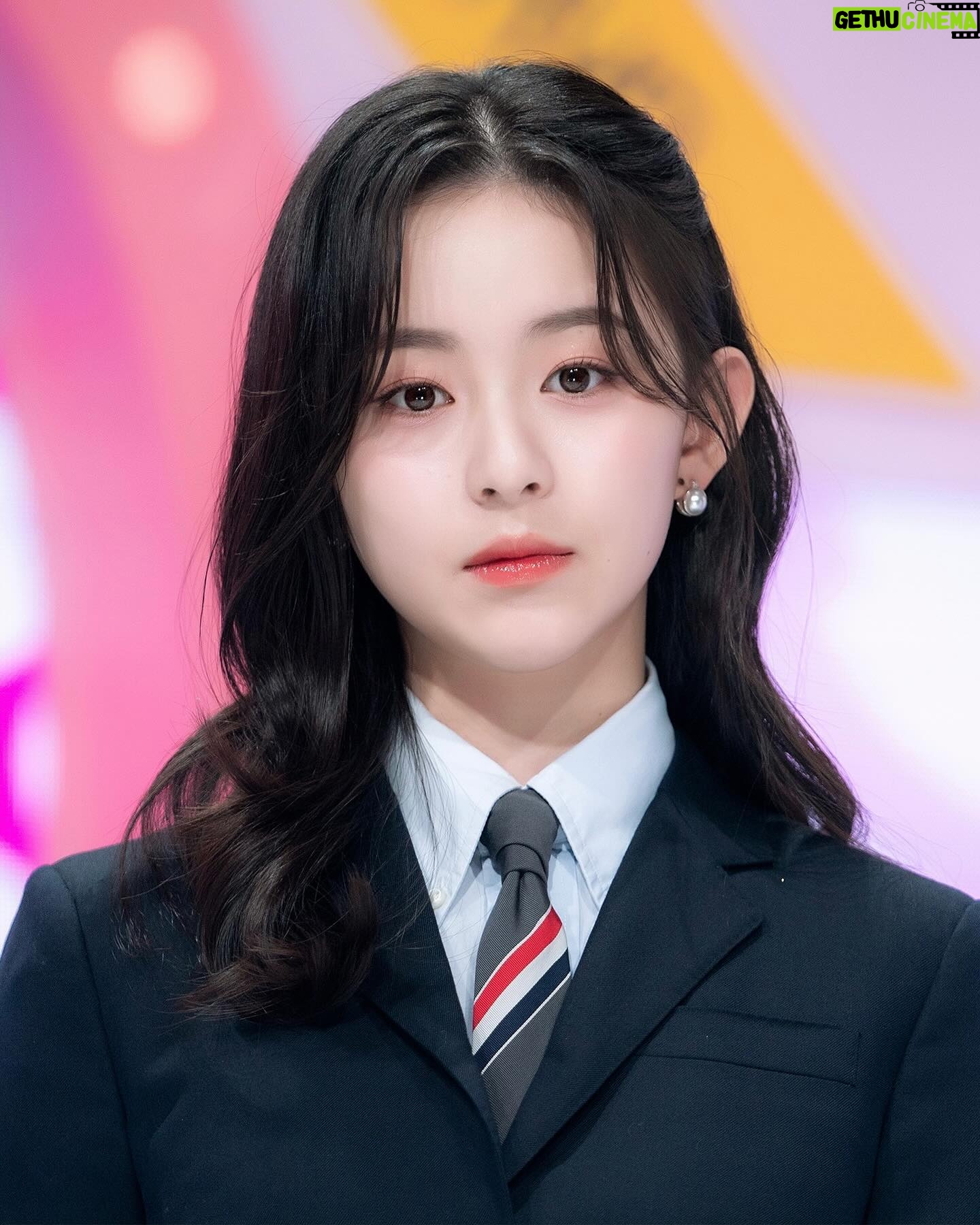 Park Ji-hu Instagram - 진짜징짜징챠 마지막 🐰 일요일엔 언제나 인기가요 정말로 안녕 💓