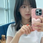 Park Ji-hu Instagram – 진짜징짜징챠 마지막 🐰 일요일엔 언제나 인기가요 정말로 안녕 💓