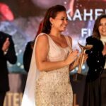 Hend Sabry Instagram – فرحتي كانت فرحتين في افتتاح #مهرجان_اسوان_الدولي_لافلام_المرأة و#تونس و المرأة التونسية تُكرّم في احدى أقرب المدن إلى قلبي .. أسوان الرائعة.. شكرا للقائمين على المهرجان و لأصحاب و صاحبات المعالي الّذين كرّموا السينما و المرأة التونسية من خلال تكريمي 🙏
Styled by @saeedramzi 
In @ramikadi 
Jewelry @glamour.jewellery 
MUA @sohakhoury 
Hair @alamodesalons
@aiwffestival