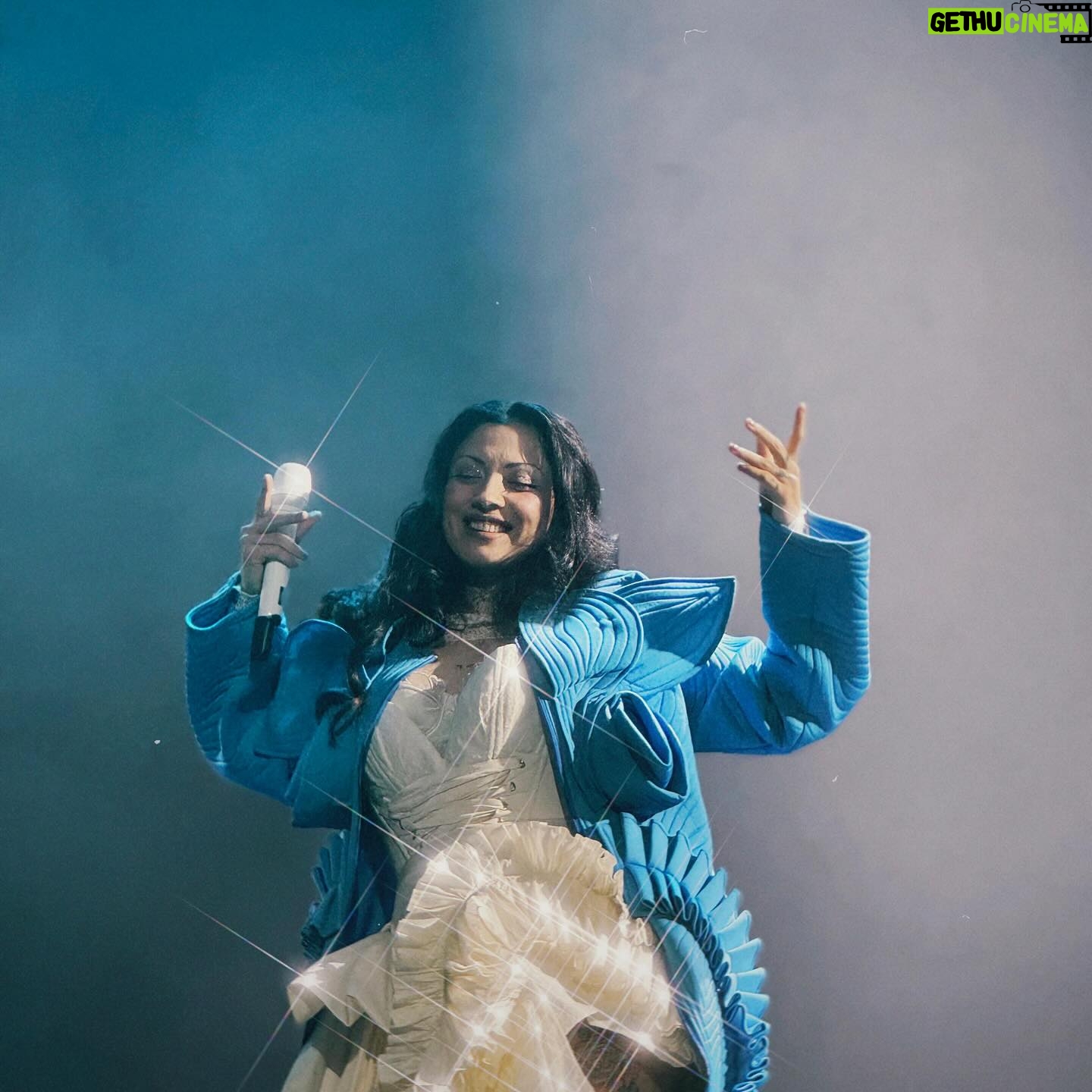 Mon Laferte Instagram - Colombia que chimba! Estoy demasiado emocionada y feliz, estás en mi top de público, te amo 🌹
Mañana nos vemos en Costa Rica