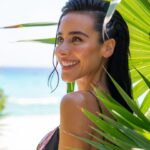 Esmeralda Pimentel Instagram - LOS SUEÑOS SÍ SE HACEN REALIDAD! 

Todavía siento que estoy flotando! 
Hace dos años me invitaron por primera vez a los @premios_platino en Madrid y tuve el honor de entregar el premio por mejor interpretación a Blanca Portillo y a Javier Bardem 🤯!
Ese día, sentada en la butaca del IFEMA, envié mi deseo al universo. Jamás imaginé que tan solo dos años después, estaría en mi país 🇲🇽, en Xcaret, conduciendo la gala número 11✨ (mi número de la suerte), al lado  de la mujer más generosa y talentosa @majidaissa 🇨🇴💖✨
LA PRIMERA VEZ QUE DOS MUJERES CONDUCEN LOS @premios_platino 💥💥💥
Gracias, hermanita por sostenerme,por nuestras pláticas, por secarme las lágrimas, por llenarme de fortaleza,  por hacerlo tan divertido, por no soltarnos de la mano (literalmente 😂). Te adoro! 
Gracias a todo el equipo por confiar en mí, por cada risa y abrazo en el proceso, por ser mi familia. Les llevo por siempre en mi ❤️
A mis compañeras de viaje @claudia.cebrian @maydelmanager porque a su lado todo es posible. 🦋✨Por mucho más juntas! A @estachava por ser la mejor indiscutiblemente!
Gracias @irenemeritxell por capturar mis oraciones, mi ilusión y mis nervios! Por tus palabras de luz antes de irme a la alfombra. 

SOY AFORTUNADA Y SÍ ME DOY CUENTA! ☀️ @majidaissa 🫶🏼

Styling: @_freddyalonso 
Un Pelito: @ernestovargas_hair 
Make up: @tereochoab 

LARGA VIDA A LOS PREMIOS PLATINO!
#platinoxcaret #rivieramaya