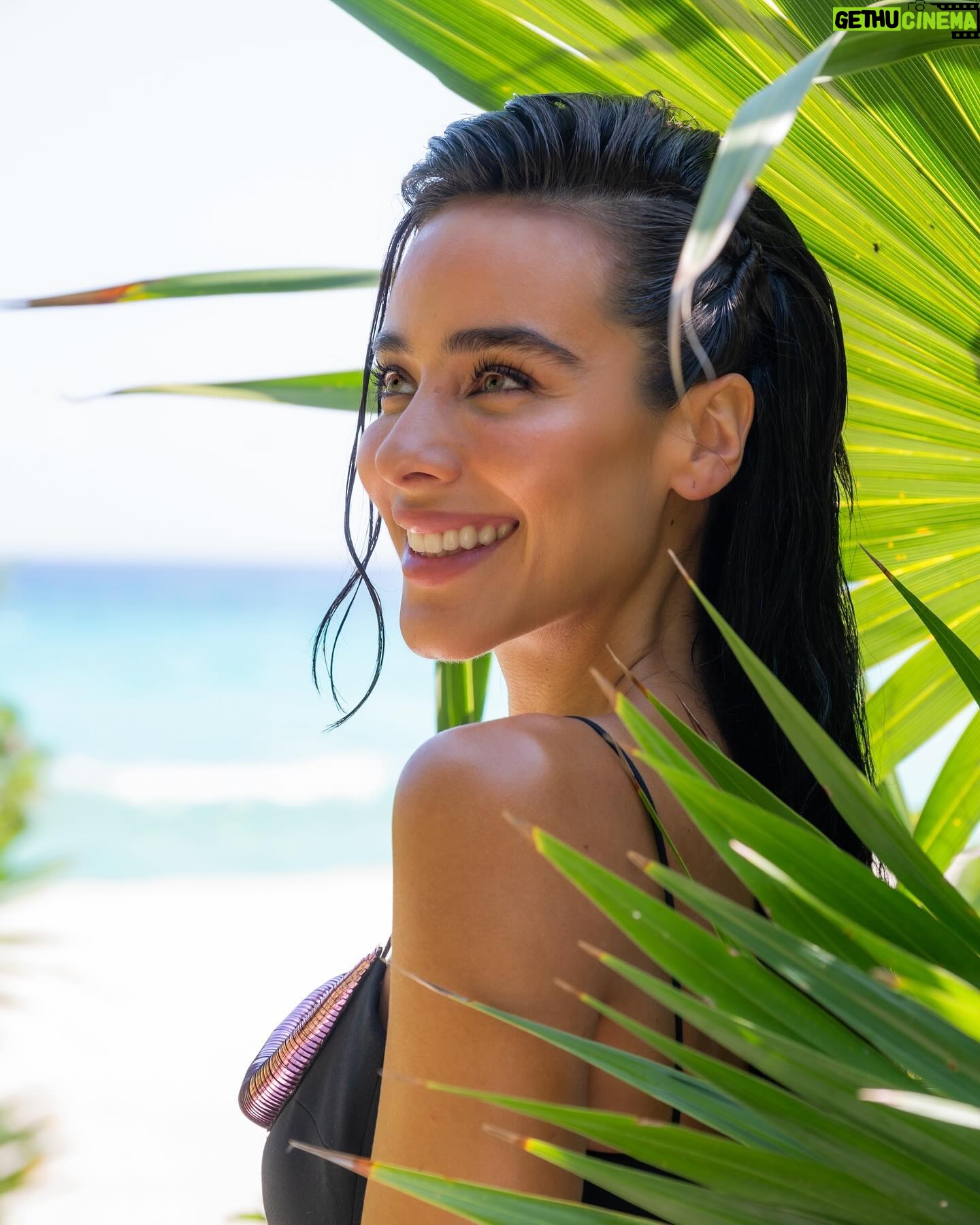 Esmeralda Pimentel Instagram - LOS SUEÑOS SÍ SE HACEN REALIDAD!
Todavía siento que estoy flotando!
Hace dos años me invitaron por primera vez a los @premios_platino en Madrid y tuve el honor de entregar el premio por mejor interpretación a Blanca Portillo y a Javier Bardem 🤯!
Ese día, sentada en la butaca del IFEMA, envié mi deseo al universo. Jamás imaginé que tan solo dos años después, estaría en mi país 🇲🇽, en Xcaret, conduciendo la gala número 11✨ (mi número de la suerte), al lado de la mujer más generosa y talentosa @majidaissa 🇨🇴💖✨
LA PRIMERA VEZ QUE DOS MUJERES CONDUCEN LOS @premios_platino 💥💥💥
Gracias, hermanita por sostenerme,por nuestras pláticas, por secarme las lágrimas, por llenarme de fortaleza, por hacerlo tan divertido, por no soltarnos de la mano (literalmente 😂). Te adoro!
Gracias a todo el equipo por confiar en mí, por cada risa y abrazo en el proceso, por ser mi familia. Les llevo por siempre en mi ❤️
A mis compañeras de viaje @claudia.cebrian @maydelmanager porque a su lado todo es posible. 🦋✨Por mucho más juntas! A @estachava por ser la mejor indiscutiblemente!
Gracias @irenemeritxell por capturar mis oraciones, mi ilusión y mis nervios! Por tus palabras de luz antes de irme a la alfombra.
SOY AFORTUNADA Y SÍ ME DOY CUENTA! ☀️ @majidaissa 🫶🏼
Styling: @_freddyalonso
Un Pelito: @ernestovargas_hair
Make up: @tereochoab
LARGA VIDA A LOS PREMIOS PLATINO!
#platinoxcaret #rivieramaya