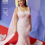 Hend Sabry Instagram – فرحتي كانت فرحتين في افتتاح #مهرجان_اسوان_الدولي_لافلام_المرأة و#تونس و المرأة التونسية تُكرّم في احدى أقرب المدن إلى قلبي .. أسوان الرائعة.. شكرا للقائمين على المهرجان و لأصحاب و صاحبات المعالي الّذين كرّموا السينما و المرأة التونسية من خلال تكريمي 🙏
Styled by @saeedramzi 
In @ramikadi 
Jewelry @glamour.jewellery 
MUA @sohakhoury 
Hair @alamodesalons
@aiwffestival