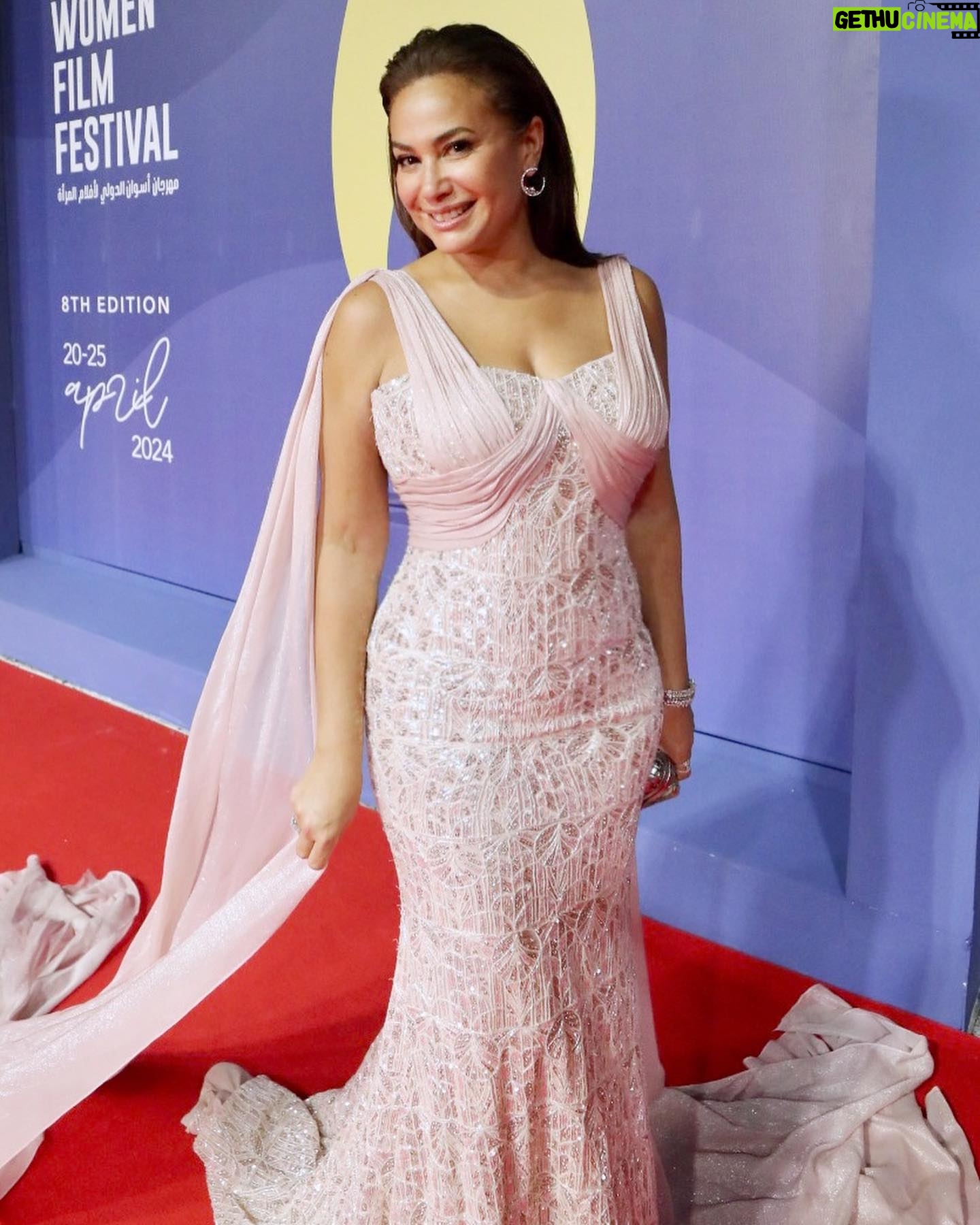 Hend Sabry Instagram - فرحتي كانت فرحتين في افتتاح #مهرجان_اسوان_الدولي_لافلام_المرأة و#تونس و المرأة التونسية تُكرّم في احدى أقرب المدن إلى قلبي .. أسوان الرائعة.. شكرا للقائمين على المهرجان و لأصحاب و صاحبات المعالي الّذين كرّموا السينما و المرأة التونسية من خلال تكريمي 🙏
Styled by @saeedramzi
In @ramikadi
Jewelry @glamour.jewellery
MUA @sohakhoury
Hair @alamodesalons
@aiwffestival