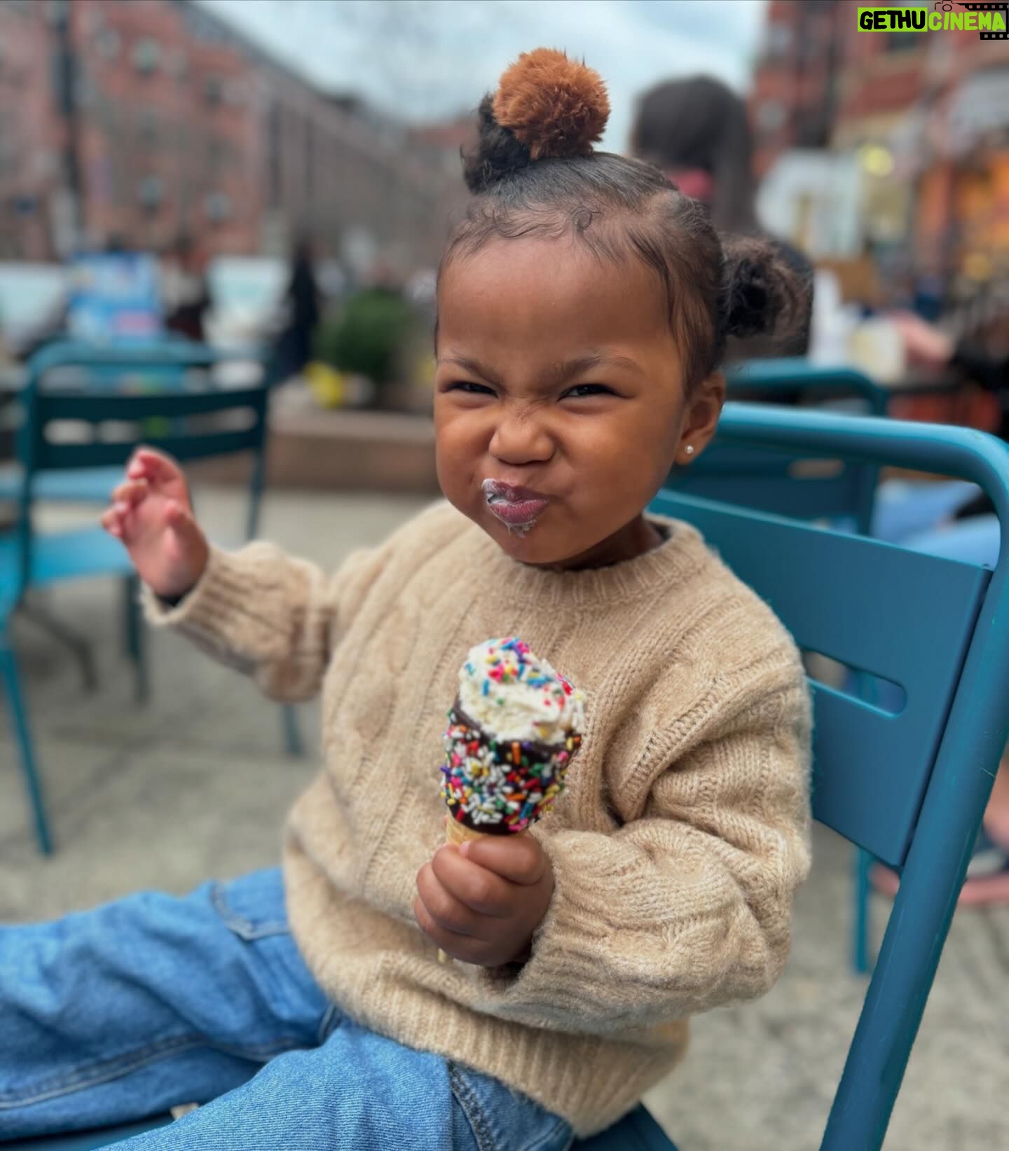 Jeannie Mai Instagram - Sooo happy to be back in #Boston shooting season 2 of the best cooking competition show everrr.. and can’t help but remember lil Coco being only 6 months old when I first brought her here on my lap. And now she gets her own seat, the expensive lil 😭🥹
Anyway where should we eat outchea in Bahhhston??
#americastestkitchenthenextgeneration #ATK @testkitchen