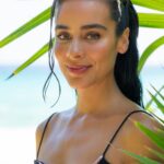 Esmeralda Pimentel Instagram - LOS SUEÑOS SÍ SE HACEN REALIDAD! 

Todavía siento que estoy flotando! 
Hace dos años me invitaron por primera vez a los @premios_platino en Madrid y tuve el honor de entregar el premio por mejor interpretación a Blanca Portillo y a Javier Bardem 🤯!
Ese día, sentada en la butaca del IFEMA, envié mi deseo al universo. Jamás imaginé que tan solo dos años después, estaría en mi país 🇲🇽, en Xcaret, conduciendo la gala número 11✨ (mi número de la suerte), al lado  de la mujer más generosa y talentosa @majidaissa 🇨🇴💖✨
LA PRIMERA VEZ QUE DOS MUJERES CONDUCEN LOS @premios_platino 💥💥💥
Gracias, hermanita por sostenerme,por nuestras pláticas, por secarme las lágrimas, por llenarme de fortaleza,  por hacerlo tan divertido, por no soltarnos de la mano (literalmente 😂). Te adoro! 
Gracias a todo el equipo por confiar en mí, por cada risa y abrazo en el proceso, por ser mi familia. Les llevo por siempre en mi ❤️
A mis compañeras de viaje @claudia.cebrian @maydelmanager porque a su lado todo es posible. 🦋✨Por mucho más juntas! A @estachava por ser la mejor indiscutiblemente!
Gracias @irenemeritxell por capturar mis oraciones, mi ilusión y mis nervios! Por tus palabras de luz antes de irme a la alfombra. 

SOY AFORTUNADA Y SÍ ME DOY CUENTA! ☀️ @majidaissa 🫶🏼

Styling: @_freddyalonso 
Un Pelito: @ernestovargas_hair 
Make up: @tereochoab 

LARGA VIDA A LOS PREMIOS PLATINO!
#platinoxcaret #rivieramaya