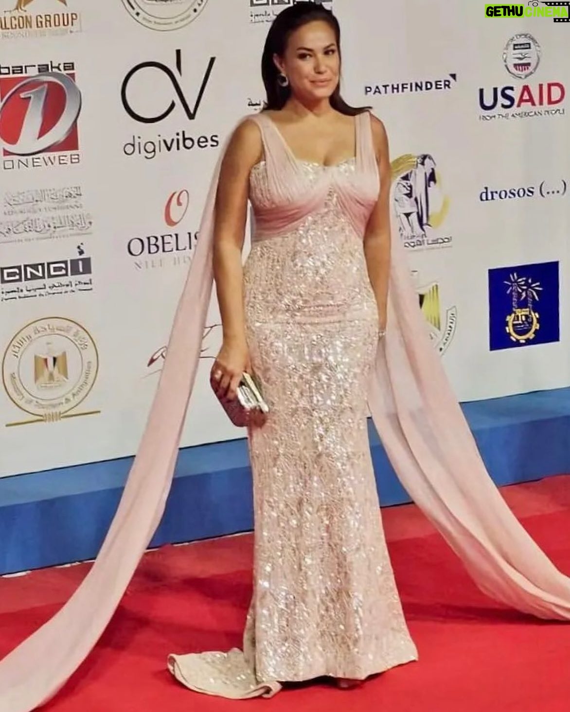 Hend Sabry Instagram - فرحتي كانت فرحتين في افتتاح #مهرجان_اسوان_الدولي_لافلام_المرأة و#تونس و المرأة التونسية تُكرّم في احدى أقرب المدن إلى قلبي .. أسوان الرائعة.. شكرا للقائمين على المهرجان و لأصحاب و صاحبات المعالي الّذين كرّموا السينما و المرأة التونسية من خلال تكريمي 🙏
Styled by @saeedramzi
In @ramikadi
Jewelry @glamour.jewellery
MUA @sohakhoury
Hair @alamodesalons
@aiwffestival