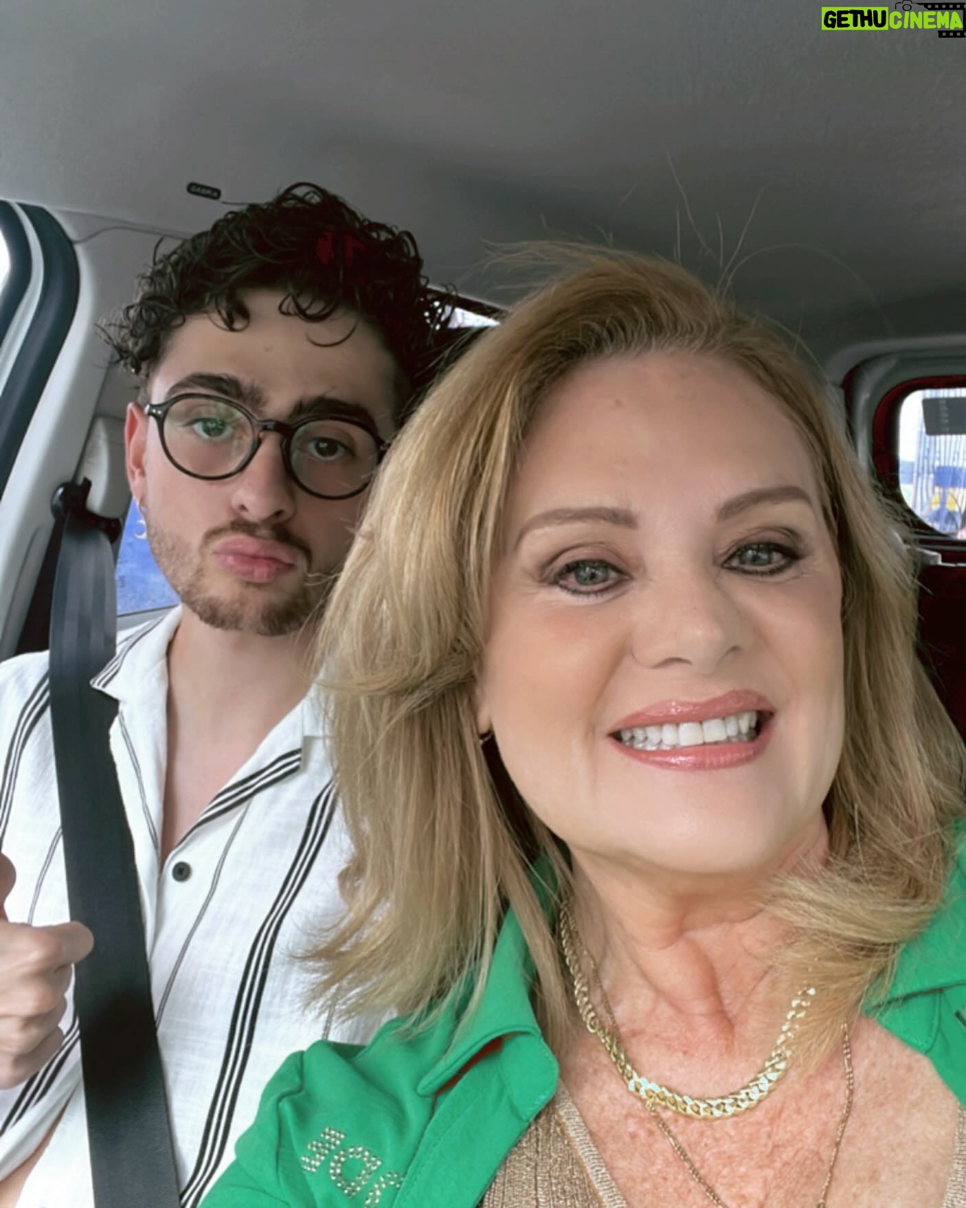 Erika Buenfil Instagram - Domingo besos 😘 @nico.buenfil