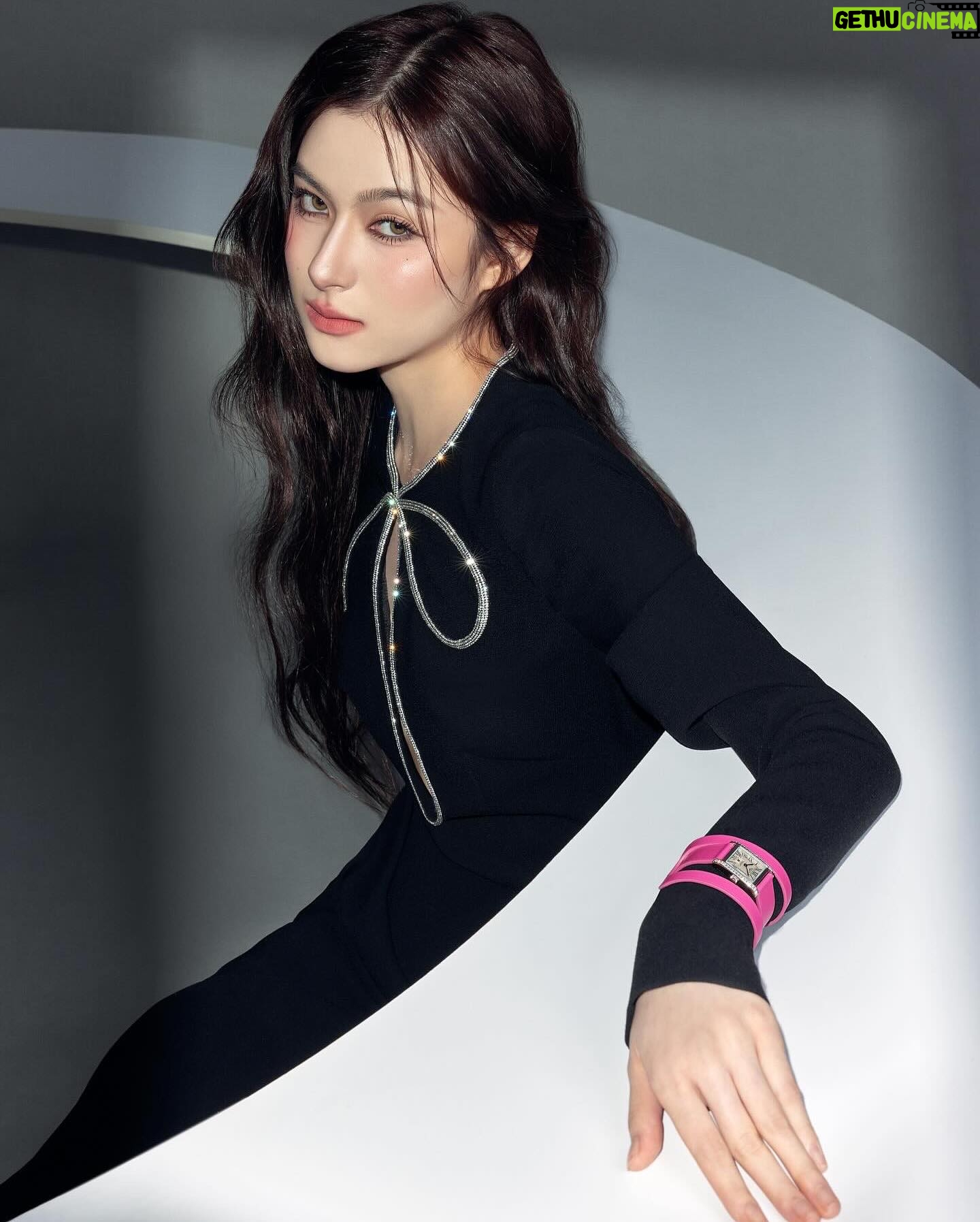 Chanikarn Tangkabodee Instagram - with my @longines 🕊️🕰️
in @lofficielthailand 🫧