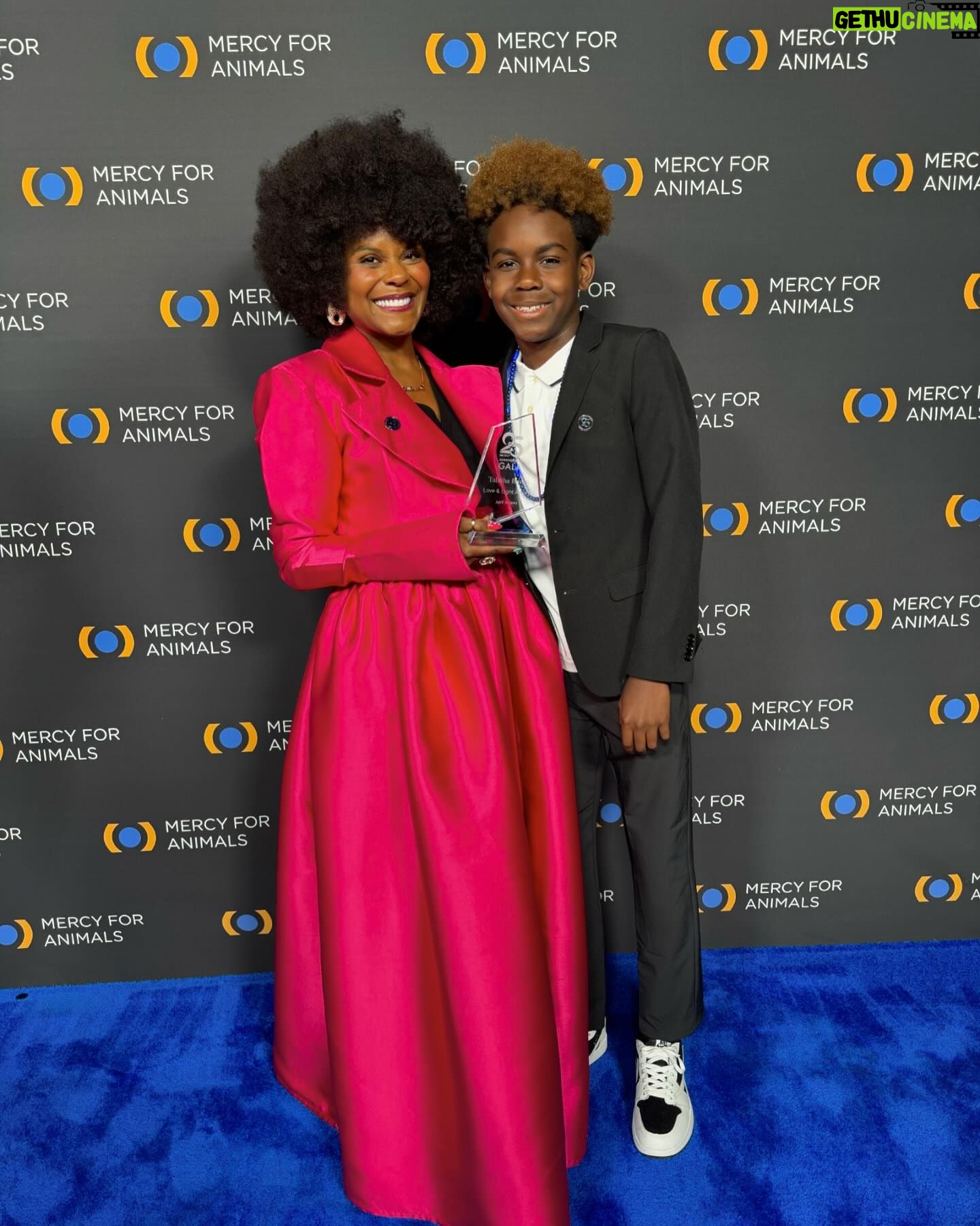 Tabitha Brown Instagram - Honored to have received the @mercyforanimals Love and Light award ❤️. Thankful to have my family and friends by my side tonight❤️. Here’s to spreading LOVE and LIGHT ❤️🙏🏾 #thankful #tabithabrown #vegans #plantbased
Thank you @themichelelopez for my beautiful suit❤️ the pink was a hit!!
