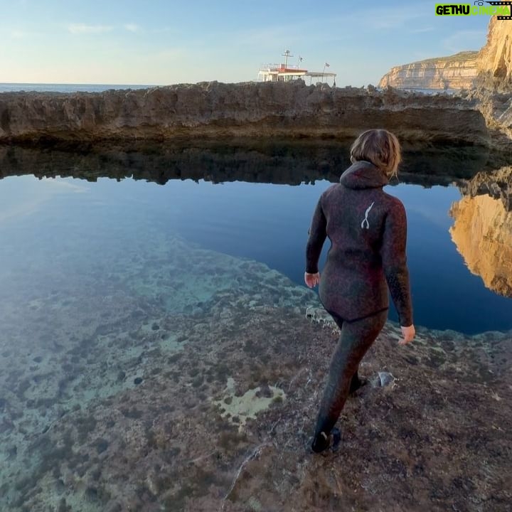 Julia Beautx Instagram - Die vorletzte Länderchallenge in 8 Bildern und Videos 🐟
Slide 1: Coole Pose auf coolem Stein ✌🏼
Slide 2: Da wäre schon fast der erste Tauchgang gestartet.
Slide 3: Joey Unterwasser.
Slide 4: Julia über Wasser.
Slide 5: Joey am Wasserrand.
Slide 6: Julia Unterwasser (auf dem Weg, um aus dem Wasser zu kommen)
Slide 7: Da war die Welt noch in Ordnung ✨
Slide 8: Wir beide, komplett fertig.
#juliavsjoey #juliabeautx #joeysjungle