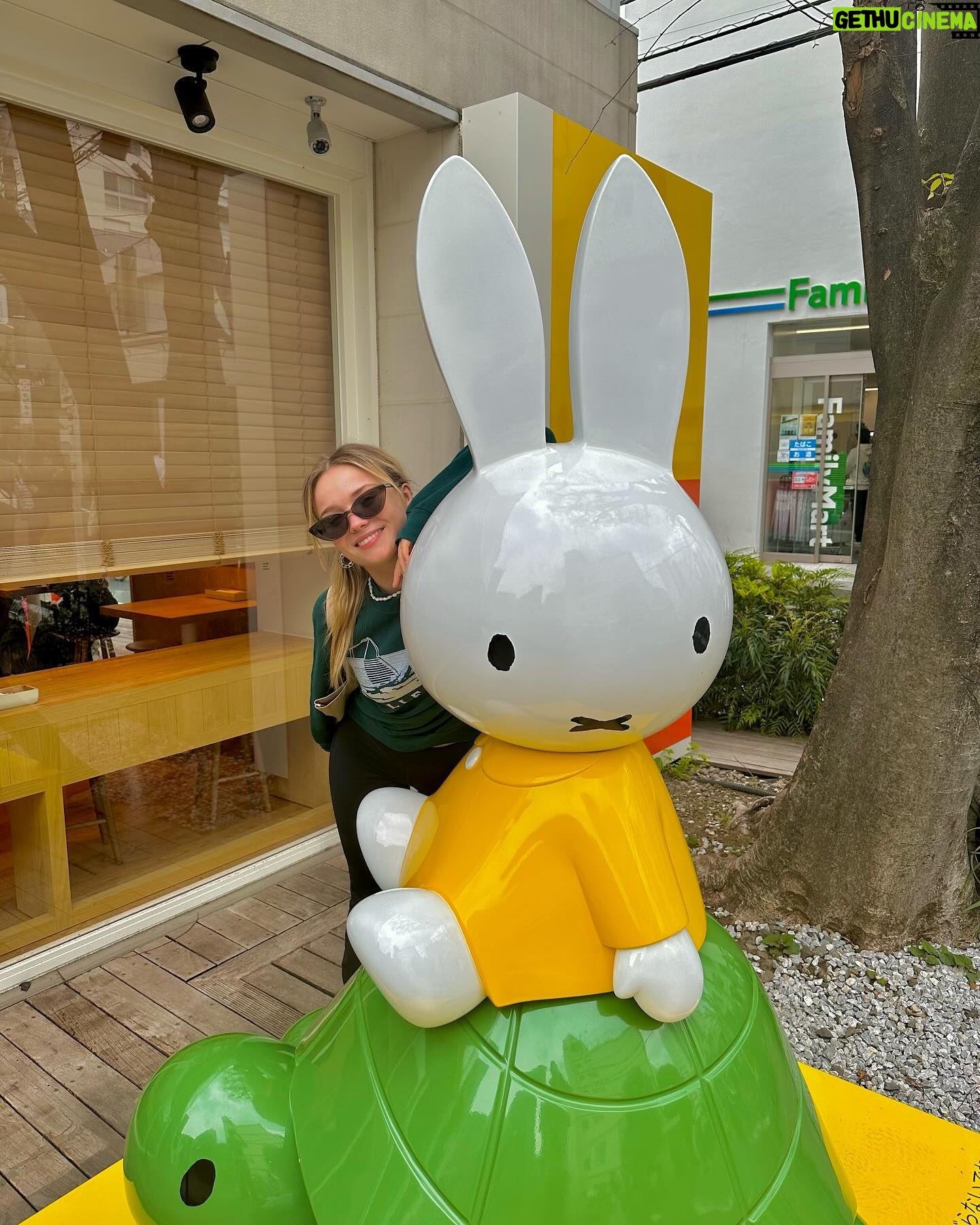 Julia Beautx Instagram - Greetings from tokyo = heaven (HIER GIBTS ÜBERALL MIFFY UND HELLO KITTY OMG NEHMT MEIN GELD)