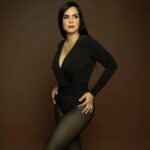 Scarlet Ortiz Instagram - Cómo sentirte cómoda en tu propia piel? Cómo amarte? Parte de lo que creo 👇🏼

No te compares con nadie, háblate y trátate con amor, agradece, no busques la aprobación de otros, celebra cada éxito por muy pequeño que sea… ríe, ríe muchoooo aprende a tener sentido del humor!!! Que más agregarías?  Los leo!!! 👀
Gracias mi bella @elizabethmua por estas bellas fotos y makeup 💋