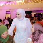 Wawa Zainal Instagram - Jarang jarang pakai pink sebab since remaja tak confident pakai color ni tapi surprisingly ramai kata cantek😜hahaha tq everyone for coming #rumahterbukawawa 

Ramai yang dok puji makanan sedap2 so wawa share terus ek catering by @hidangkl 😋