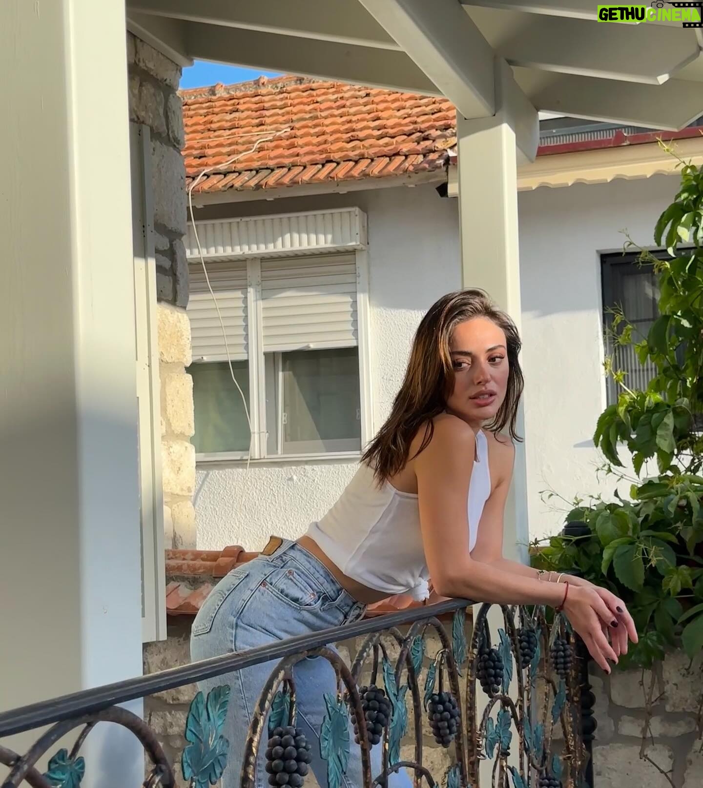 Rabia Soytürk Instagram - “Sen korkma yeniden doğar güneş
Tut cebinde ne kaldıysa hatalarından
Koy kendi kendini kendi yerine
Korkarsan adım almaktan ya da
Tut ki derinlere dalmaktan.”