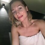 Kristina Asmus Instagram – СИТУАЦИЯ. 
На днях я решила сходить в SPA в отеле в Хорватии (я там была на съёмках). Поплавала в бассейне, сходила в душ и решила заглянуть в соседнюю дверь погреться 🧖🏼‍♀️ Захожу и вижу полостью обнаженную девушку. Думаю, как-то она странно на меня посмотрела, купальник я стирала, в чём дело не пойму))) 👙Подхожу к хамаму и через стекло понимаю, что там приличная компания голых людей и вдруг вспоминаю, что хамам-то я не очень люблю 😂 Пойду, думаю, до сауны.
Саун было две – лёгкая и прям жаришка. Я люблю бани/сауны и решила сразу где погорячее зайти. Подхожу и опять через стекло вижу 2 абсолютно голых мужчин 🧔🏻‍♂️ Меня это не смутило, что вы, это всего лишь человеческие тела, просто первый поход в сауну, наверное, нужен всё-таки лайтовый и я отправилась в ту, что полегче 😅 Подхожу к стеклу и о, чудо! Никого! Вешаю халат и захожу в купальнике внутрь. И тут взор падает на голого мужчину, который лежит на лавке причиндалом вверх. Я насколько могла не задерживалась взглядом на его слонике и деликатно спрашиваю где тут женское отделение? 🤓 Он был очень рад меня видеть и сказал, что я зашла именно в ту дверь 🚪😂
Он лежал посреди сауны, там куда ни сядь..везде возле него получится))) Села как могла в уголок, отвернула башку, сделала лицо кирпичом и стала думать о вечном))) Через несколько минут поняла, что думать много о вечном вредно и пошла прочь с этой вечеринки 😅 Выхожу, а там на двери табличка висит: «Нельзя разговаривать, нельзя проносить телефоны и нельзя заходить в купальниках и плавках» 😱😂 Девушка на ресепшн очень умилилась моей целомудренности, а вы мне ещё чёт про образ раскрепощённой бич роковухи под каждым постом втыкаете 😅
На следующее утро на завтраке делаю себе кофе и вижу как какой-то мужик машет мне через весь шведский стол 😅 Ну, думаю, кто-то из съёмочной группы и помахала в ответ. Он счастливый подбегает и говорит: «Привет! Ты меня помнишь?! Мы вчера с тобой в сауне были! Сегодня пойдешь?» 😂 А я аж опешила от такой европейской приветливости 🤪 И в одежде как-то мужчину этого не признала 😂😂😂 Сделала себе кофе и пошла размышлять пойду я сегодня в сауну или нет? 😂