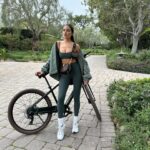 Olivia Culpo Instagram - 🚲👩‍❤️‍💋‍👨🐶