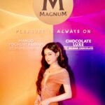 Chanikarn Tangkabodee Instagram - Can’t get over from MAGNUM ALL DAY ALL NIGHT PARADISE PARTY🧡💜

✨เปิดตัวไอศกรีมรสชาติใหม่ ฟิน! ต้อนรับซัมเมอร์กับ Mango Yoghurt Parfait ควบคู่ความอร่อยที่ช่วยเติมเต็มทั้งวันให้พิเศษมากขึ้นกับ Chocolate Luxe that really made my day. Let’s try!

ไปฟินกันได้แล้ววันนี้ ที่ห้างสรรพสินค้าชั้นนำทั่วประเทศค่า
#ฟินให้สุดทุกช่วงเวลากับแม็กนั่ม #MagnumThailand #PleasureIsAlwaysOn