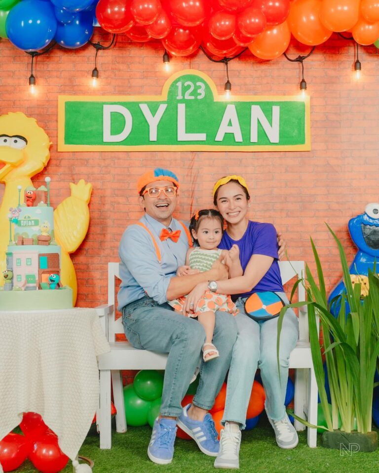 Jennylyn Mercado Instagram - Two years ago, you made us the happiest parents in the world.🥰 Happy 2nd birthday our little princess!😘🤍🎂 
Love, Mama Meekah and Papa Blippi. 
 
Photo: @niceprintphoto 
Studio: @conceptspacemnl 
Set Designer: @partycuratorsph 
Cake: @audreyspastries 
Ninang @charissetinionp 

#dylanjaydeho #mybabylove