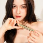Chanikarn Tangkabodee Instagram - ซัมเมอร์นี้ ตาโตขึ้นด้วย L’Oreal Paris Panorama Mascara 
มาสคาร่ารุ่นใหม่จาก ลอรีอัล ใช้แล้วขนตาดูงอน หนา มีวอลลุ่ม ไม่เลอะ ไม่หลุดระหว่างวัน ติดทนนาน 24 ชั่วโมง 

มาพร้อมหัวแปรงใหม่! หลายระดับจับขนตาแต่ละเส้นจากมุมด้านในถึงด้านนอก 
เข้าถึงทุกช่วงของขนตา สาวๆ ต้องชอบสิ่งนี้!! ไปลองกันค่า 

#LOrealParisTH #LOrealMakeupTH