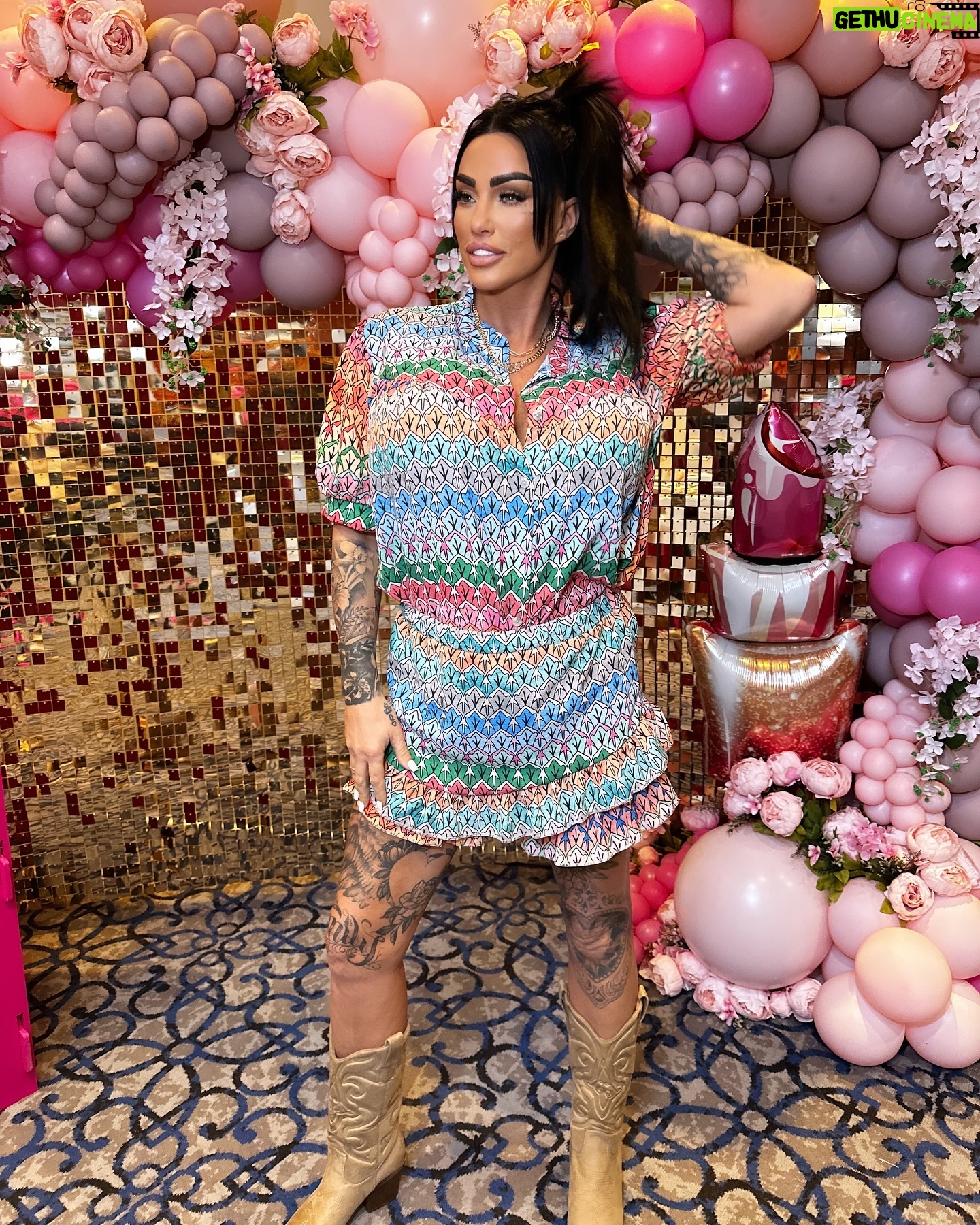 Katie Price Instagram - Bolton you were an amazing audience at my makeup masterclass thanks for all the belly laughs! 😆
Thank you @mercurebolton @rochellelouisekelly for the venue
Makeup by @natalyamaymakeupacademy
Venue dresser @balloonsdkweddings
Gifted